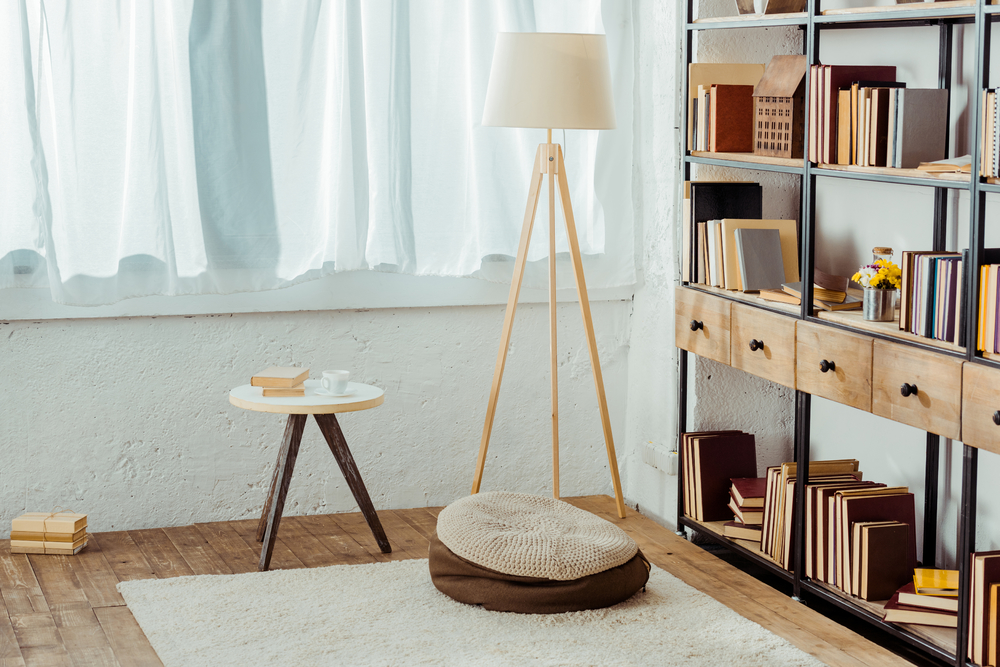 木韻書香 客廳中的木制家具與書籍搭配藝術